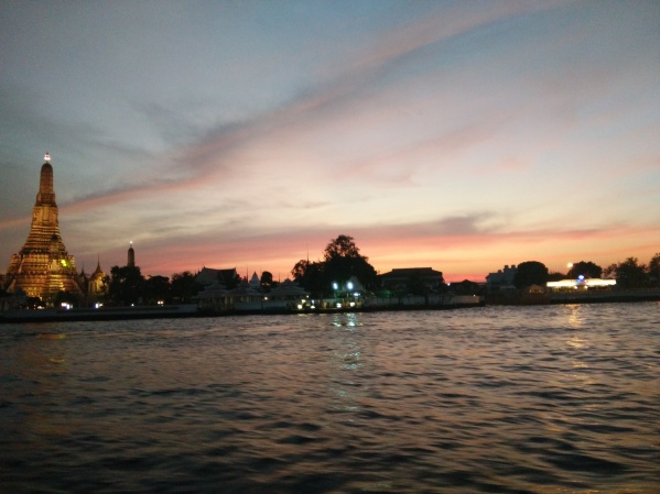 Meninggalkan kuil Wat Arun untuk menikmati malam menyusuri sungai Chao Praya.