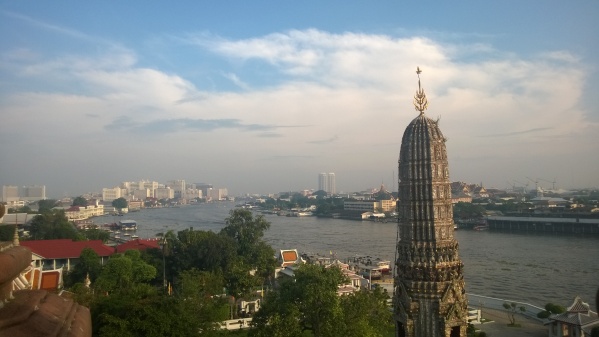 Di atas kuil Wat Arun memandangi sungai Chao Praya.