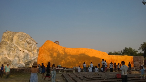 Patung Budha Tidur tak jauh dari reruntuhan kota Ayutthaya.